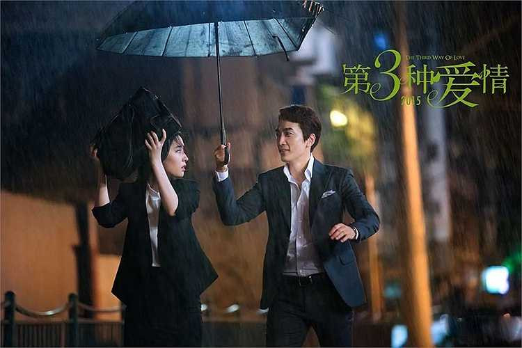 Ngôi sao Trái tim mùa thu tiết lộ, anh hoàn toàn bất ngờ với cảnh nóng cùng Lưu Diệc Phi trên phim. Song Seung Hun cũng thừa nhận, diễn xuất của Lưu Diệc Phi khiến anh khâm phục vì người đẹp nhập vai khá nhanh.