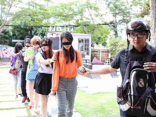 Các fan bị bịt mắt khi đưa tới địa điểm tổ chức sự kiện ra mắt.