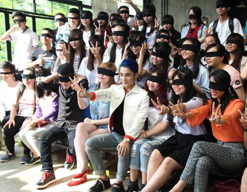 Những fan may mắn được là người đầu tiên nghe sản phẩm mới của sếp Tùng.