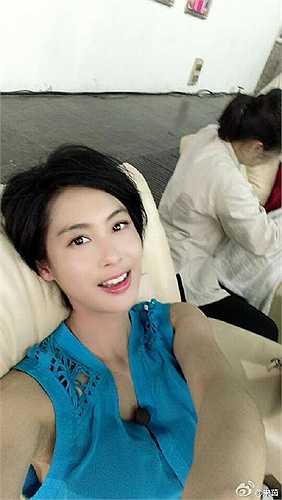 Mới đây, 'Tử Hà tiên tử' Chu Ân gây bất ngờ cho người hâm mộ khi xuất hiện trong show Thần tượng đến rồi của đài Hồ Nam. Nhan sắc trẻ trung của Chu Ân khiến những người có mặt không thể rời mắt. Dù đã 44 tuổi nhưng dường như cô không có sự khác biệt về tuổi tác so với những đàn em khác như Triệu Lệ Dĩnh, Cổ Lực Na Trát, Trương Hâm Nghệ…