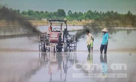 Máy vét mương không người lái của anh Phước