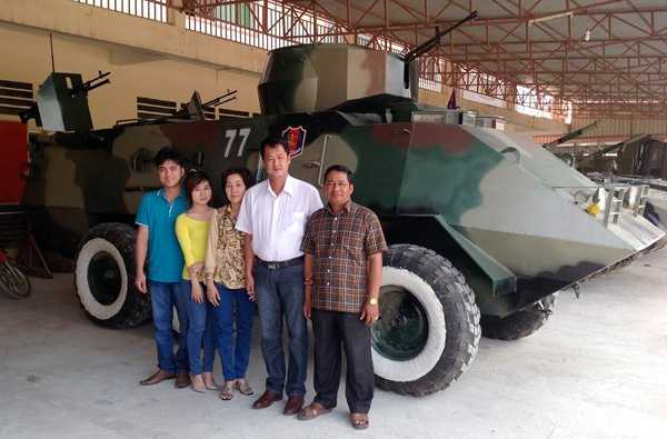 Ông Hải cùng gia đình bên chiếc xe bọc thép 