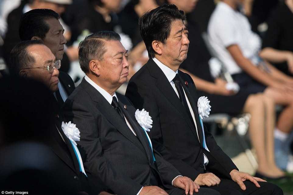 Thủ tướng Nhật Bản Shinzo Abe trong buổi tưởng niệm các nạn nhân