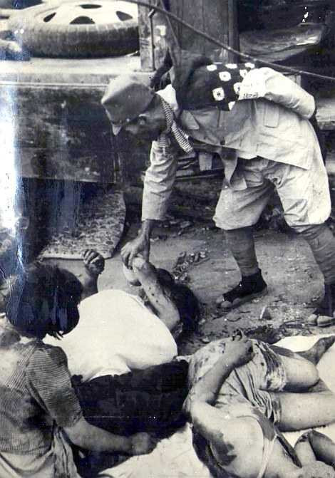 Những nạn nhân may mắn sống sót được sơ cứu tạm bợ và nằm trong những đống đổ nát kinh hoàng