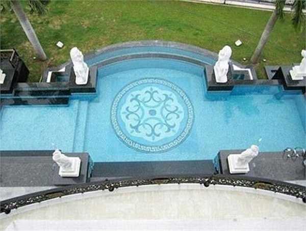 Trong nhà có hồ bơi riêng, nhìn từ trên cao toát lên vẻ vương giả.