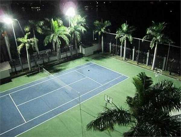 Sân chơi tennis trong nhà phục vụ nhu cầu giải trí và thể thao.