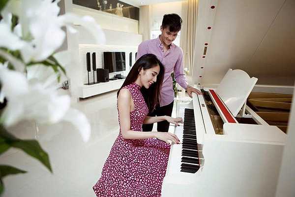 Đôi vợ chồng nổi tiếng chuyển đến nhà mới từ giữa năm 2014. Trong nhà sắp xếp nội thất hiện đại và có tính thẩm mỹ cao. Các đồ gia dụng đắt tiền và không thể thiếu piano dành cho nữ chủ nhân.