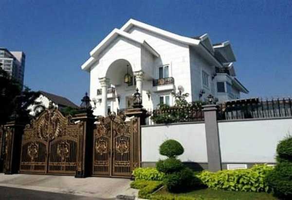 Căn biệt thự nhìn bên ngoài có vẻ tĩnh mịch nhưng nội thất bên trong khiến nhiều người phải giật mình.