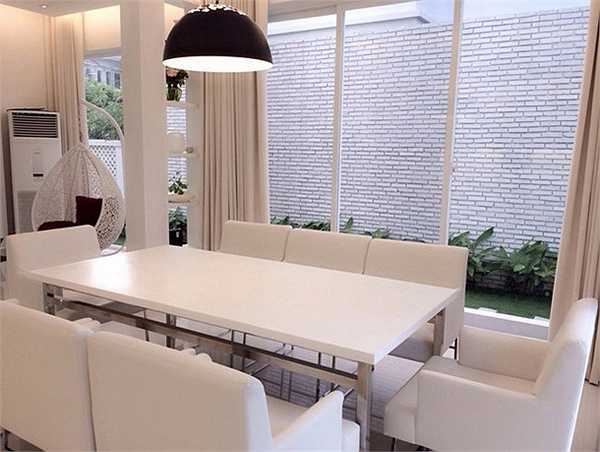 Khu vực phòng ăn được đồng bộ màu trắng với toàn bộ nội thất trong nhà. Từ phòng ăn có thể nhìn ra không gian bên ngoài với cây xanh mát mắt.