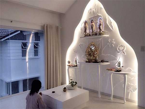 Nơi thờ cúng của gia đình được để một không gian riêng.