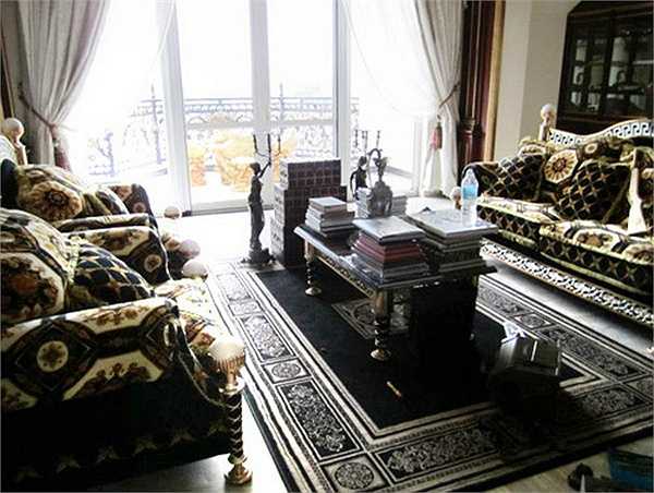 Thảm trải đắt tiền cùng nhiều đồ lưu niệm từ những chuyến đi nước ngoài luôn được nữ chủ nhân chọn lựa và trang trí hợp phong thủy.