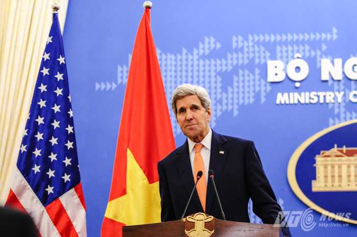 Ông Kerry trả lời báo chí về một số vấn đề trong quan hệ Việt, Mỹ - Ảnh: Tùng Đinh