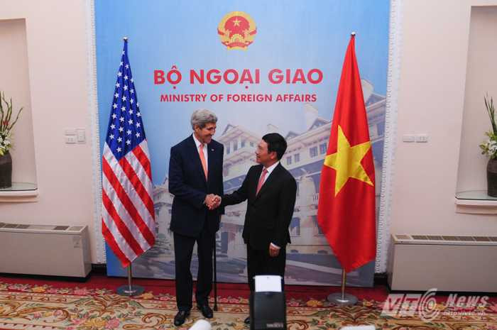 Phó Thủ tướng, Bộ trưởng Ngoại giao Phạm Bình Minh bắt tay Ngoại trưởng Mỹ John Kerry - Ảnh: Tùng Đinh