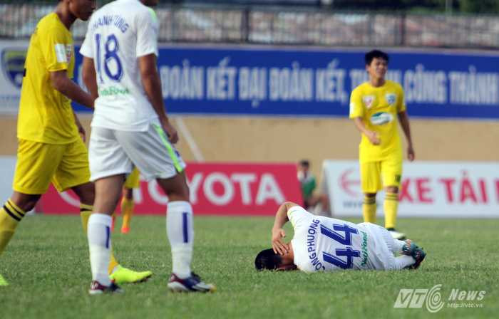 Sau những đòn đau nằm sân, sẽ có ngày Công Phượng đứng dậy mà 'ăn thua đủ' vói đối thủ?