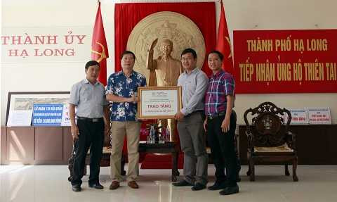 Đại diện Tập đoàn Tân Á Đại Thành trao quà tài trợ tại UBND Thành phố Hạ Long Đại diện Tập đoàn Tân Á Đại Thành trao quà tài trợ tại UBND Thành phố Hạ Long