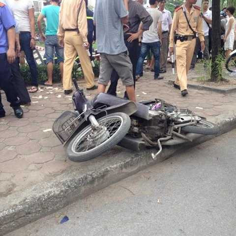 Chiếc taxi mất lái tông trúng một xe máy trên đường