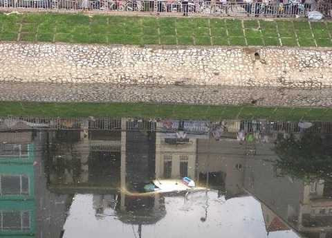 ... rồi lao xuống sông Tô Lịch và chìm dần