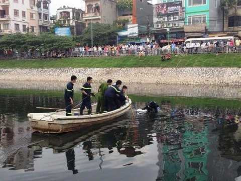 Lực lượng cứu hộ trục vớt chiếc taxi lên bờ