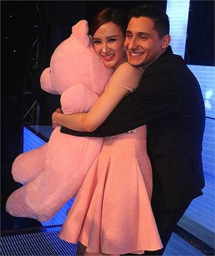 Kristian thường ôm Phương Trinh từ phía sau và cả hai tự nhiên tạo hình trước ống kính. 