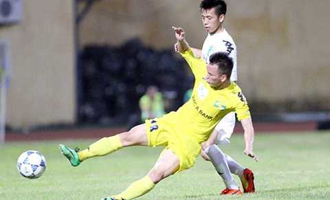 Kể từ ngày thăng hạng V-League, Hà Nội T&T (phải) chưa từng một lần thắng được SLNA 