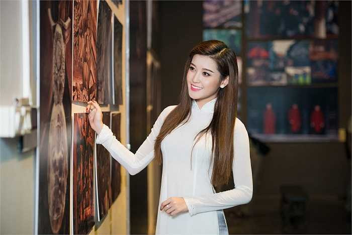 Diện tà áo dài trắng giản dị, nhưng Á hậu Huyền My vẫn nổi bật bởi nhan sắc quyến rũ.