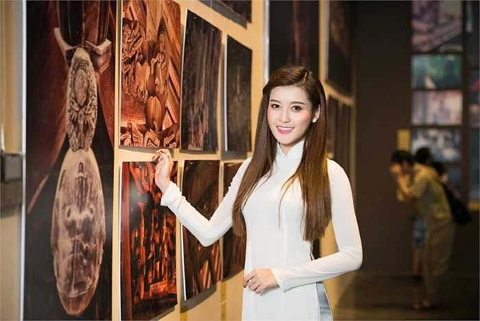 Huyền My háo hức khám phá nét đẹp truyền thống tại buổi triển lãm.