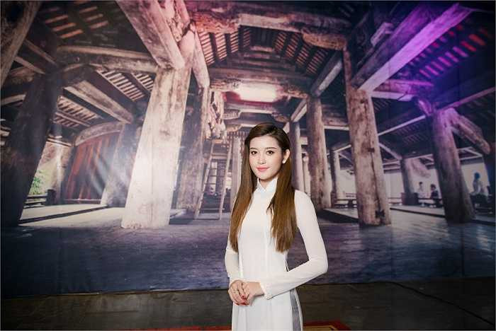 Những kiến trúc đình làng Bắc Bộ trong nhiều ngôi đình cổ được tập hợp từ những chuyến đi điền dã trước đây của nhóm trưng bày tại khu triển lãm thu hút sự chú ý của Á Hậu. 