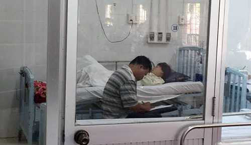 Chị Võ Thị Hồng Duyên (mẹ bé Phát) kể lại sự việc với cơ quan Công an sáng 9/8 Chị Võ Thị Hồng Duyên (mẹ bé Phát) kể lại sự việc với cơ quan Công an sáng 9/8