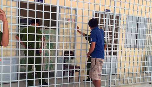 Nghi phạm gây án được chuyển đến Khoa Tâm thần bệnh viện và có lực luợng Công an bảo vệ nghiêm ngặt Nghi phạm gây án được chuyển đến Khoa Tâm thần bệnh viện và có lực luợng Công an bảo vệ nghiêm ngặt