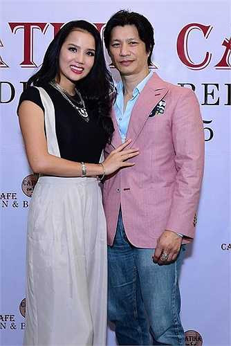 Người đẹp dịu dàng tình tứ bên ông xã Dustin Nguyễn trong buổi khai trương.