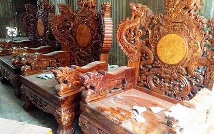 Các nghệ nhân chế tác bộ bàn ghế Rồng Đỉnh Cửu Long (9 rồng) bằng nhiều chất liệu gỗ quý khác như cẩm lai, mun sọc.