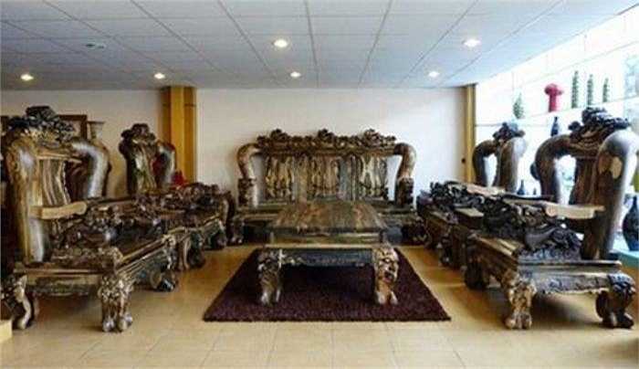 Bộ bàn ghế độc đáo này có đường nét trạm trổ đặc biệt và tinh sảo.