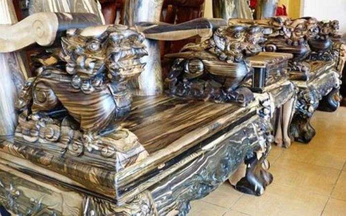 Tay ghế được chạm kỳ lân mang ý nghĩa sung túc, tài lộc và may mắn.