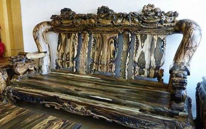 Ghế dài được chế tác từ những cây gỗ nguyên khối dài 270cm, đầu ghế được chạm trổ kỳ lân từ nguyên xúc gỗ lớn.