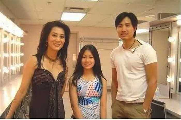 Bà mẹ của hai đứa con lớn vẫn rất trẻ trung và gợi cảm. 