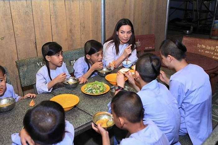 Nữ ca sỹ hải ngoại từng chi 1 tỷ đồng xây ngôi chùa Pháp Lạc ở Bình Phước, cưu mang 18 người con nuôi. 