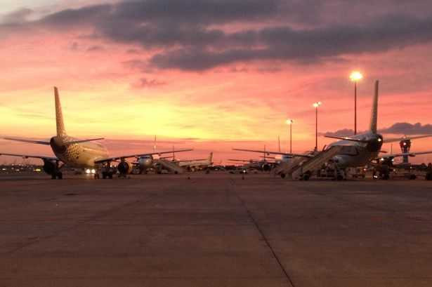 Hình ảnh sân bay trong chuyến đầu tiên Sam bay từ Barcelona tới London làm việc.