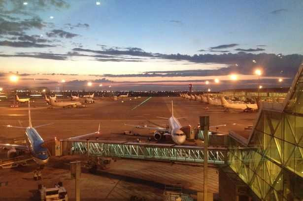 Bình minh lúc 5 giờ sáng ở sân bay Barcelona.