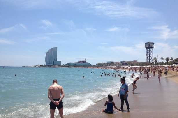 Một vài buổi tiệc tùng họp mặt có thể bị lỡ ở London đã được bù đắp bằng những cuối tuần rộn rã trên bãi biển Barcelona.