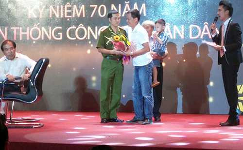 Cháu Phạm Trường Hà bất ngờ xuất hiện trên sân khấu. Anh Chiều (bố cháu Hà) đã không giấu nổi niềm hạnh phúc, ôm trầm lấy thiếu tá Quân