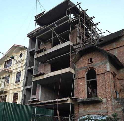 Công trình sai phép đã xây dựng xong phần thô, đang trong giai đoạn hoàn thiện.