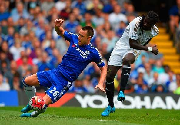 Gomis làm khổ hàng thủ Chelsea
