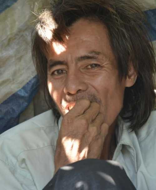 Lúc nào lão cũng say và ăn bất cứ thứ gì có thể