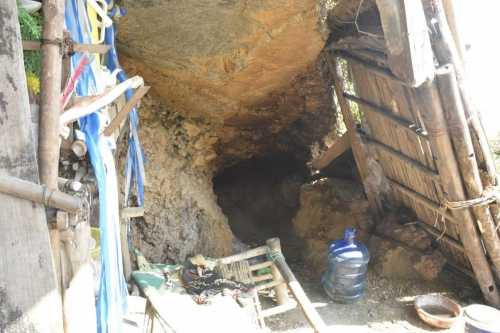 Phía trước hang núi do lão dị nhân đào mấy năm nay