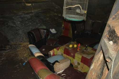 Bên trong “căn nhà”, đồ đạc lộn xộn vì lão say suốt ngày