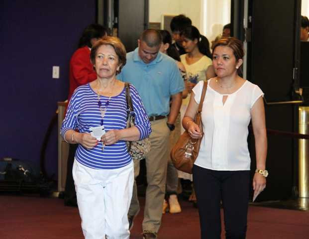 Rất đông cộng đồng người Việt đã xếp hàng vào xem Chương trình khai mạc Những ngày Văn hóa Việt Nam tại Mỹ