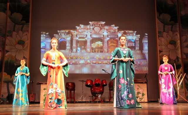 Trình diễn thời trang Áo dài