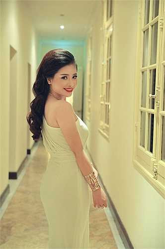 Dương Hoàng Yến biểu diễn 3 ca khúc trong chương trình chào mừng sinh nhật lần thứ 83 của Hoàng hậu Thái Lan – Sirikit – do Đại sứ quán Hoàng gia Thái Lan, Bộ Văn hóa – Thể thao & Du lịch Việt Nam phối hợp với Bộ Văn hóa Thái Lan, Tổng Cục du lịch Thái Lan và Văn phòng Nghệ thuật Đương đại & Văn hóa Thái Lan tổ chức ở Nhà Hát Lớn.