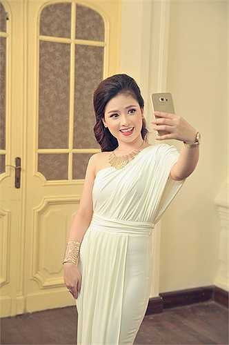 Ca khúc thứ 3 cô thể hiện là '60 năm cuộc đời' (Y Vân) hát cùng ca sĩ Thái Lan phiên bản Anh - Việt.