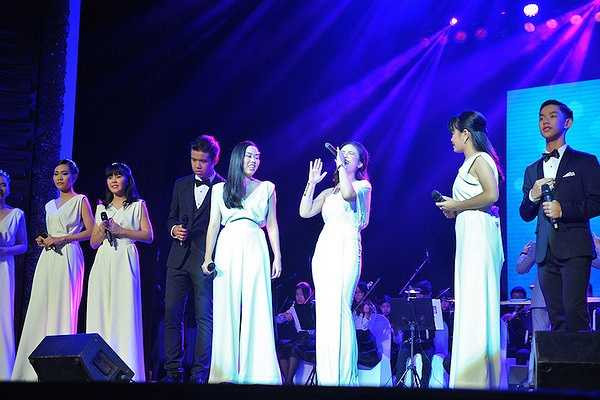 Cô dành được nhiều lời khen ngợi từ khán giả và các bạn nghệ sĩ Thái Lan cũng như Đại sứ quán Hoàng gia Thái Lan.